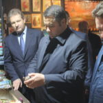 Губернатор купил картины старейшего осташковского художника Полякова