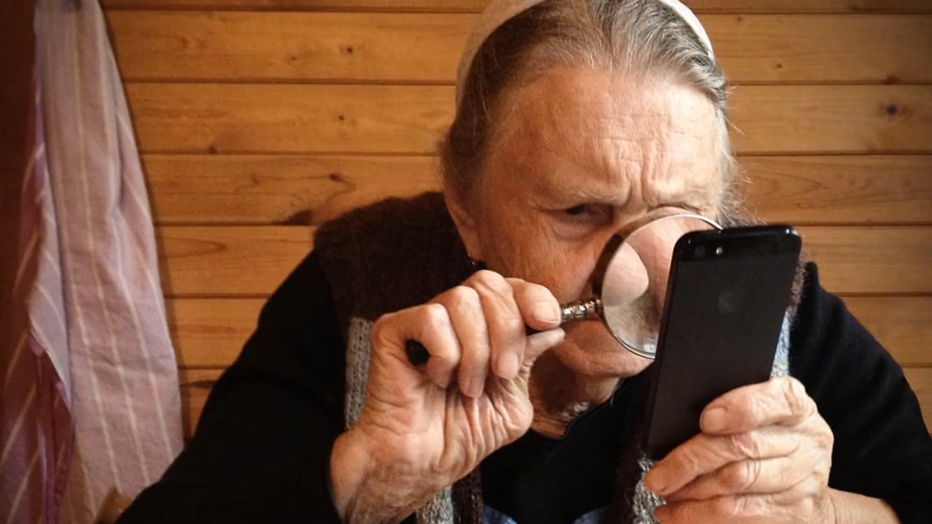 Бабка с телефоном